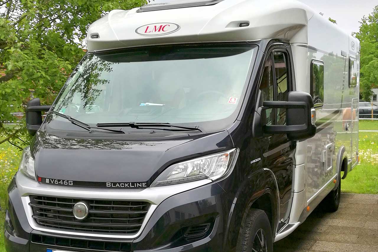 Wohnmobil LMC BlackLinie von Hoss keramikversiegelt von vorne fotografiert