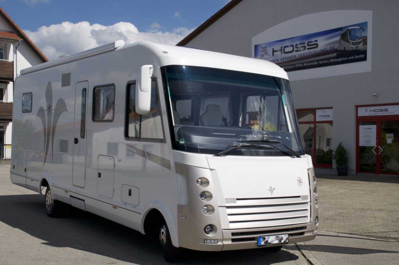 Keramikversiegeltes Wohnmobil von Wolfgang Dotzauer Wohnmobil von Wolfgang Dotzauer vor dem Firmengebäude der Hoss Keramikversiegelung