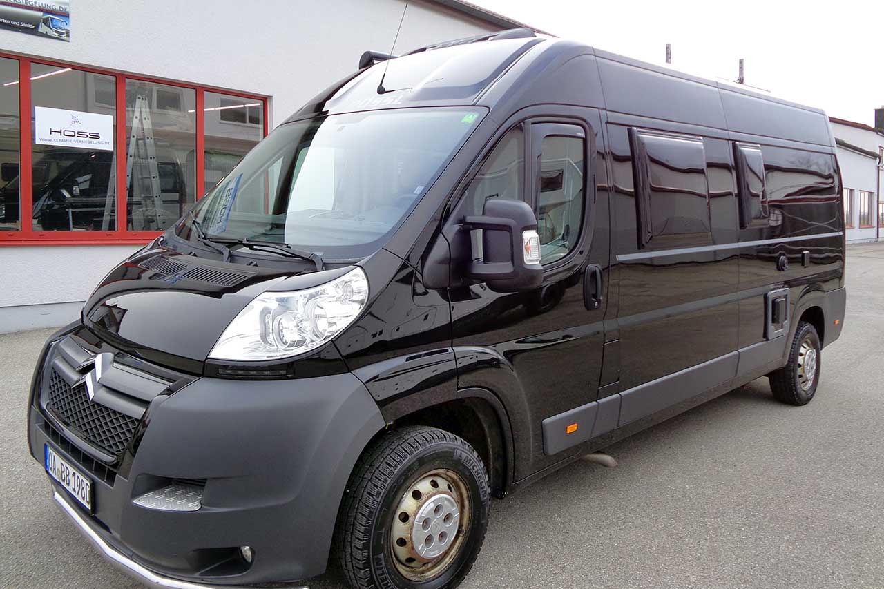 Reisemobil Pössl wieder auf Hochglanz gebracht und fotografiert vor Hoss Keramikversiegelung